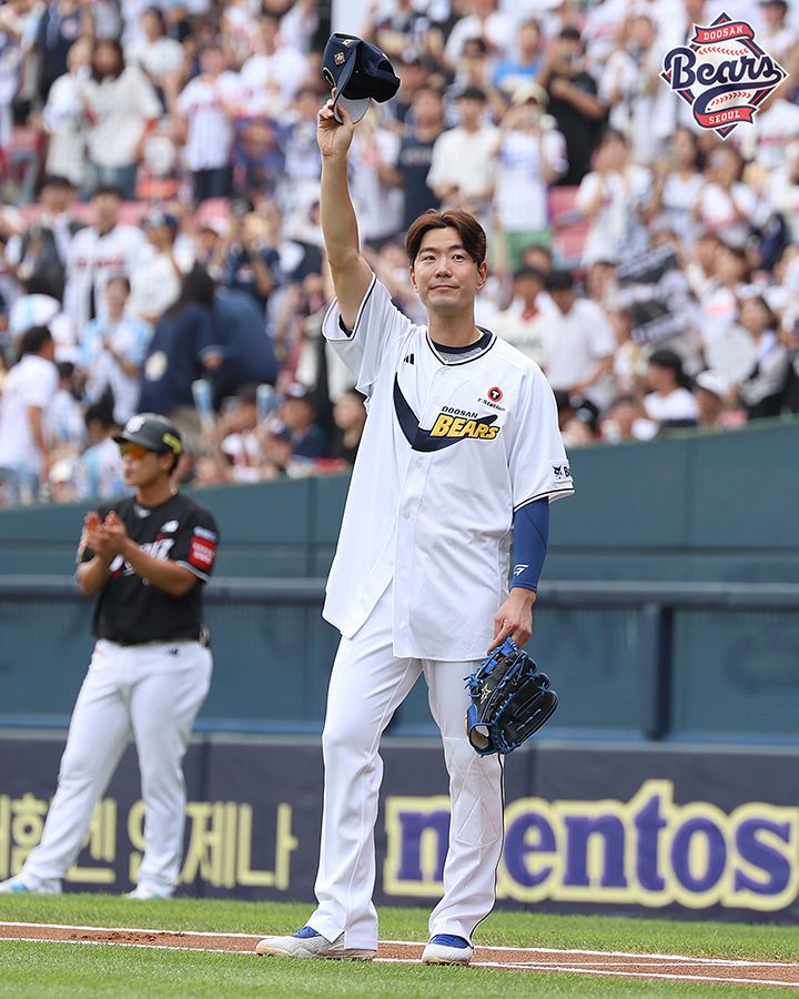 6일 잠실구장에서 열린 KT 위즈와의 경기에서 1회초 팬들을 향해 인사하는 김재호. 2025.07.06. (사진=두산 제공) *재판매 및 DB 금지