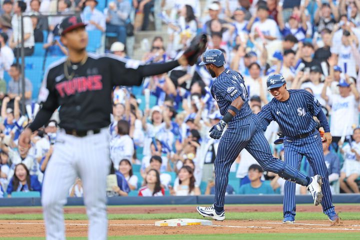 [서울=뉴시스] 프로야구 삼성 라이온즈 르윈 디아즈가 6일 대구 삼성라이온즈파크에서 열린 2025 신한 쏠뱅크 KBO리그 LG 트윈스와의 경기에서 홈런을 친 뒤 베이스를 돌고 있다. (사진=삼성 라이온즈 제공) 2025.07.06.