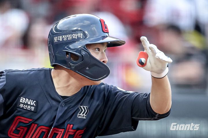 [서울=뉴시스] 프로야구 롯데 자이언츠 박찬형이 6일 광주-기아챔피언스필드에서 열린 2025 신한 쏠뱅크 KBO리그 KIA 타이거즈와의 경기에서 안타를 치고 있다. (사진=롯데 자이언츠 제공) 2025.07.06.