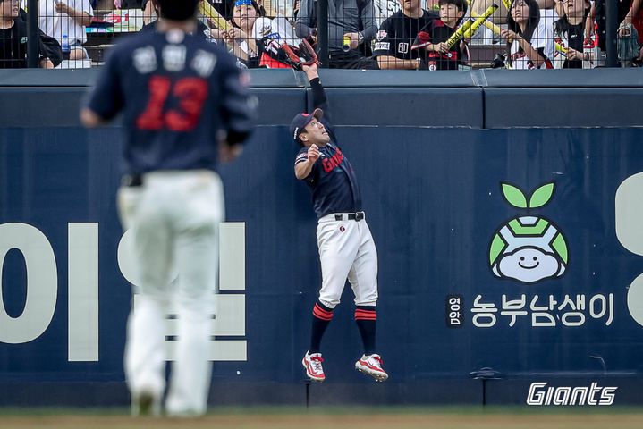 [서울=뉴시스] 프로야구 롯데 자이언츠 전준우가 6일 광주-기아챔피언스필드에서 열린 2025 신한 쏠뱅크 KBO리그 KIA 타이거즈와의 경기에서 호수비를 펼치고 있다. (사진=롯데 자이언츠 제공) 2025.07.06.