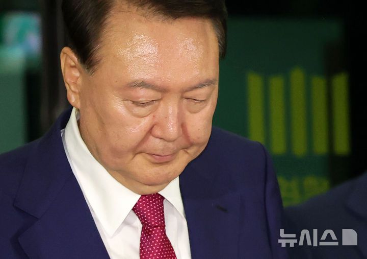 [서울=뉴시스] 홍효식 기자 = 윤석열 전 대통령이 5일 오후 서울 서초구 서울고등검찰청에 마련된 내란특검 사무실에서 2차 대면 조사를 마친 뒤 귀가하고 있다. 2025.07.06. yesphoto@newsis.com