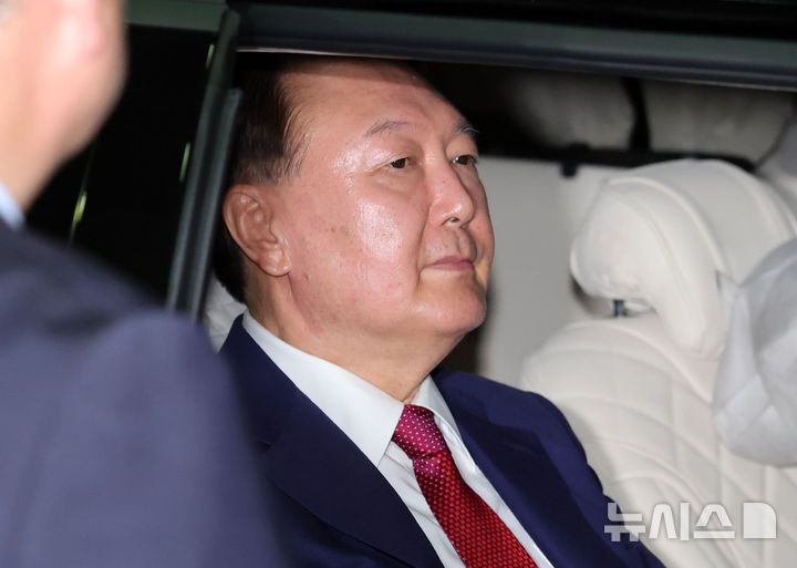 [서울=뉴시스] 홍효식 기자 = 윤석열 전 대통령이 5일 오후 서울 서초구 서울고등검찰청에 마련된 내란특검 사무실에서 2차 대면 조사를 마친 뒤 귀가하고 있다. 2025.07.06. yesphoto@newsis.com