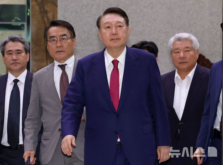 [서울=뉴시스] 홍효식 기자 = 윤석열 전 대통령이 5일 오후 서울 서초구 서울고등검찰청에 마련된 내란특검 사무실에서 2차 대면 조사를 마친 뒤 귀가하고 있다. 2025.07.06. yesphoto@newsis.com