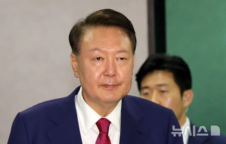 [서울=뉴시스] 홍효식 기자 = 윤석열 전 대통령이 5일 오후 서울 서초구 서울고등검찰청에 마련된 내란특검 사무실에서 2차 대면 조사를 마친 뒤 귀가하고 있다. 2025.07.06. yesphoto@newsis.com