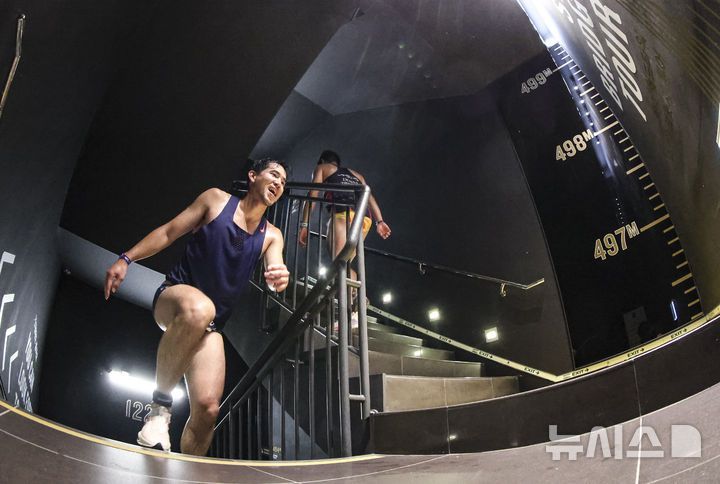 [서울=뉴시스] 김근수 기자 = 6일 오전 서울 송파구 롯데월드타워 일대에서 열린 '2025 롯데 아쿠아슬론'에서 참가자들이 결승점을 향해 달리고 있다. 철인 3종 경기에서 사이클론을 제외한 오픈워터 수영과 마라톤을 함께 겨루는 '2025 롯데 아쿠아슬론'은 석촌호수 두 바퀴(총 1.5Km)를 완영 후, 롯데월드타워 1층부터 123층까지 2,917개의 계단을 오르는 수직 마라톤 스카이런(SKY RUN)으로 진행됐다. 2025.07.06. ks@newsis.com