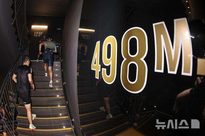 [서울=뉴시스] 김근수 기자 = 6일 오전 서울 송파구 롯데월드타워 일대에서 열린 '2025 롯데 아쿠아슬론'에서 참가자들이 결승점을 향해 달리고 있다. 철인 3종 경기에서 사이클론을 제외한 오픈워터 수영과 마라톤을 함께 겨루는 '2025 롯데 아쿠아슬론'은 석촌호수 두 바퀴(총 1.5Km)를 완영 후, 롯데월드타워 1층부터 123층까지 2,917개의 계단을 오르는 수직 마라톤 스카이런(SKY RUN)으로 진행됐다. 2025.07.06. ks@newsis.com