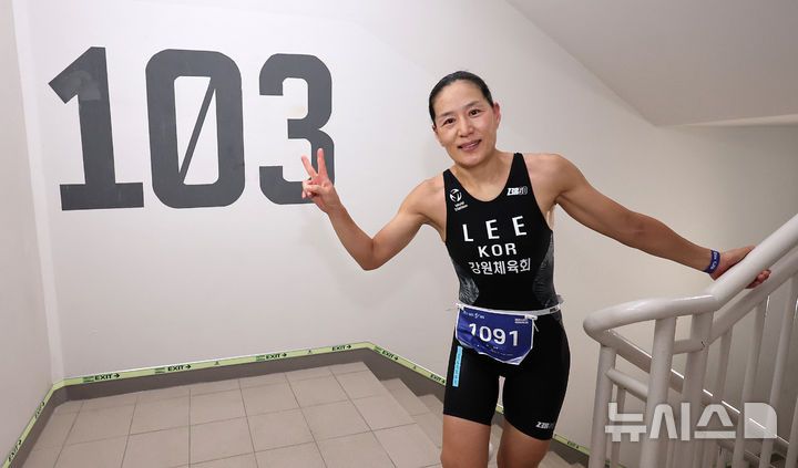 [서울=뉴시스] 김근수 기자 = 6일 오전 서울 송파구 롯데월드타워 일대에서 열린 '2025 롯데 아쿠아슬론'에서 참가자가 타워 계단을 오르고 있다. 철인 3종 경기에서 사이클론을 제외한 오픈워터 수영과 마라톤을 함께 겨루는 '2024 롯데 아쿠아슬론'은 석촌호수 두 바퀴(총 1.5Km)를 완영 후, 롯데월드타워 1층부터 123층까지 2,917개의 계단을 오르는 수직 마라톤 스카이런(SKY RUN)으로 진행됐다.(공동취재) 2025.07.06. photo@newsis.com