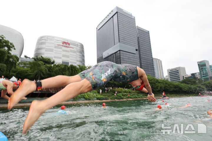 [서울=뉴시스] 김근수 기자 = 6일 오전 서울 송파구 롯데월드타워 일대에서 열린 '2025 롯데 아쿠아슬론'에서 참가자들이 수영을 하고 있다. 철인 3종 경기에서 사이클론을 제외한 오픈워터 수영과 마라톤을 함께 겨루는 '2024 롯데 아쿠아슬론'은 석촌호수 두 바퀴(총 1.5Km)를 완영 후, 롯데월드타워 1층부터 123층까지 2,917개의 계단을 오르는 수직 마라톤 스카이런(SKY RUN)으로 진행됐다.(공동취재) 2025.07.06. photo@newsis.com