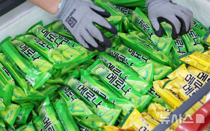 [서울=뉴시스] 조성우 기자 = 서울 시내의 한 대형마트에 아이스크림이 진열돼 있다. 2025.07.06. xconfind@newsis.com