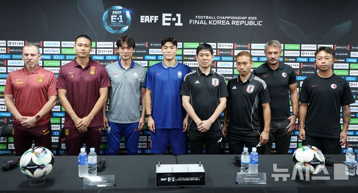 [용인=뉴시스] 이영환 기자 = 6일 오후 경기 용인시 처인구 용인미르스타디움에서 열린 2025 EAFF(동아시아축구연맹) E-1 챔피언십(동아시안컵) 기자회견에 참석한 4개국 대표팀 감독과 대표 선수가 기념촬영을 하고 있다.왼쪽부터 데얀 주르예비치 중국 축구대표팀 감독, 중국 축구대표팀 장유닝, 한국 축구대표팀 홍명보 감독, 한국 축구대표팀 박진섭, 모리야스 하지메 일본 축구대표팀 감독, 일본 축구 대표팀 나가모토 유토, 애슐리 웨스트우드 홍콩 축구대표팀 감독, 홍콩 축구대표팀 리카호. 2025.07.06. 20hwan@newsis.com