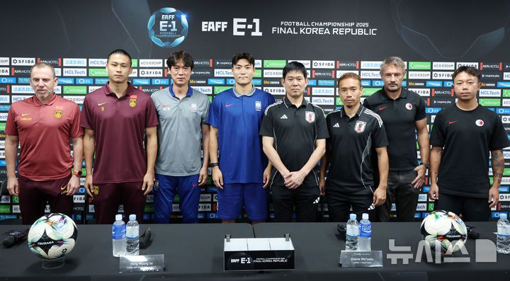 [용인=뉴시스] 이영환 기자 = 6일 오후 경기 용인시 처인구 용인미르스타디움에서 열린 2025 EAFF(동아시아축구연맹) E-1 챔피언십(동아시안컵) 기자회견에 참석한 4개국 대표팀 감독과 대표 선수가 기념촬영을 하고 있다.왼쪽부터 데얀 주르예비치 중국 축구대표팀 감독, 중국 축구대표팀 장유닝, 한국 축구대표팀 홍명보 감독, 한국 축구대표팀 박진섭, 모리야스 하지메 일본 축구대표팀 감독, 일본 축구 대표팀 나가모토 유토, 애슐리 웨스트우드 홍콩 축구대표팀 감독, 홍콩 축구대표팀 리카호. 2025.07.06. 20hwan@newsis.com