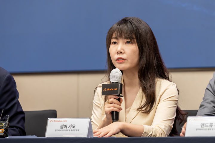 [서울=뉴시스]7일 서울 역삼동에서 열린 알리바바닷컴 기자 간담회에서 썸머 가오 알리바바닷컴 글로벌 공급망 총괄이 기자 질문에 답하고 있다.(사진=알리바바닷컴 제공) *재판매 및 DB 금지