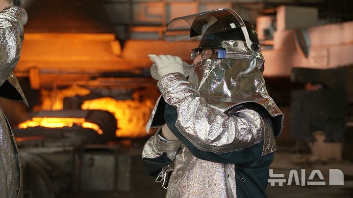[포항=뉴시스] 안병철 기자 = 포스코 포항제철소 내 용광로에서 근로자들이 더위를 식히기 위해 얼음물을 마시고 있다.(사진=포스코 제공) 2025.07.07. photo@newsis.com