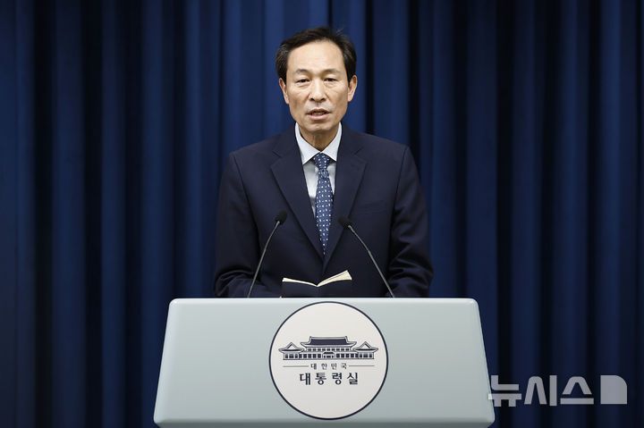 [서울=뉴시스] 최동준 기자 = 우상호 정무수석이 7일 서울 용산 대통령실 청사에서 국무총리 오찬 주례 회동 관련 브리핑을 하고 있다. 2025.07.07. photocdj@newsis.com