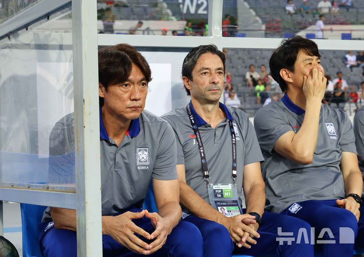 [용인=뉴시스] 박주성 기자 = 홍명보 대한민국 축구 국가대표팀 감독이 7일 경기 용인 미르스타디움에서 열린 2025 EAFF(동아시아축구연맹) E-1 챔피언십(동아시안컵) 한국 대 중국과 경기 시작 전 경기장을 바라보고 있다. 2025.07.07. park7691@newsis.com