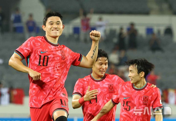 [용인=뉴시스] 박주성 기자 = 7일 경기 용인 미르스타디움에서 열린 2025 EAFF(동아시아축구연맹) E-1 챔피언십(동아시안컵) 한국 대 중국과 경기, 대한민국 이동경이 선취골을 넣고 기뻐하고 있다. 2025.07.07. park7691@newsis.com