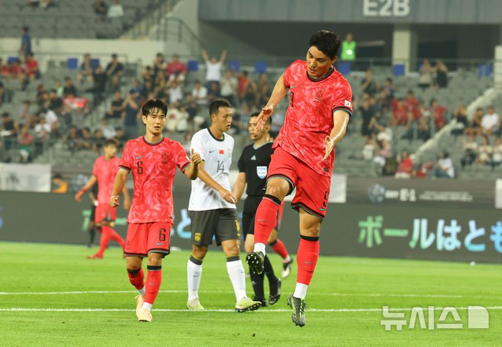 [용인=뉴시스] 박주성 기자 = 7일 경기 용인 미르스타디움에서 열린 2025 EAFF(동아시아축구연맹) E-1 챔피언십(동아시안컵) 한국 대 중국과 경기에서 한국 주민규가 추가골을 넣고 기뻐하고 있다. 2025.07.07. park7691@newsis.com