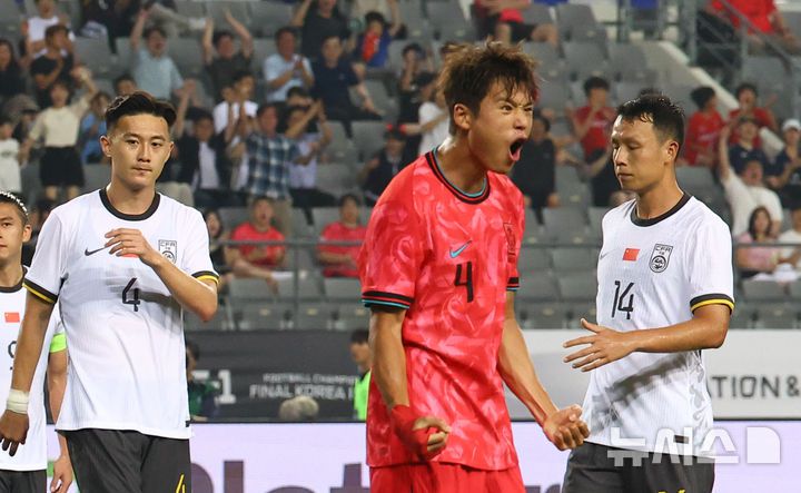 [용인=뉴시스] 박주성 기자 = 7일 경기 용인 미르스타디움에서 열린 2025 EAFF(동아시아축구연맹) E-1 챔피언십(동아시안컵) 한국 대 중국과 경기, 한국 김주성이 팀의 세번째 골을 넣고 기뻐하고 있다. 2025.07.07. park7691@newsis.com