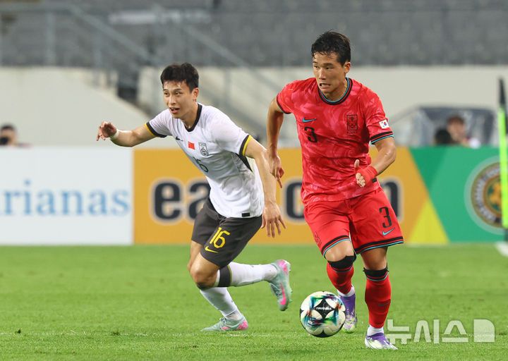 [용인=뉴시스] 박주성 기자 = 7일 경기 용인 미르스타디움에서 열린 2025 EAFF(동아시아축구연맹) E-1 챔피언십(동아시안컵) 한국 대 중국과 경기, 한국 이태석이 돌파를 하고 있다. 2025.07.07. park7691@newsis.com