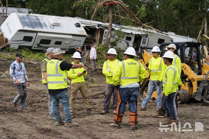 [센터 포인트=AP/뉴시스] 7일(현지 시간) 미 텍사스주 센터 포인트 과달루페 키스 리조트 내 RV 공원에서 주민들이 홍수 피해 복구를 돕고 있다. 텍사스주를 강타한 폭우와 홍수로 '캠프 미스틱'에 참가했던 어린이 중 27명이 숨지면서 사망자 수는 100명을 넘어선 것으로 알려졌다. 2025.07.08.
