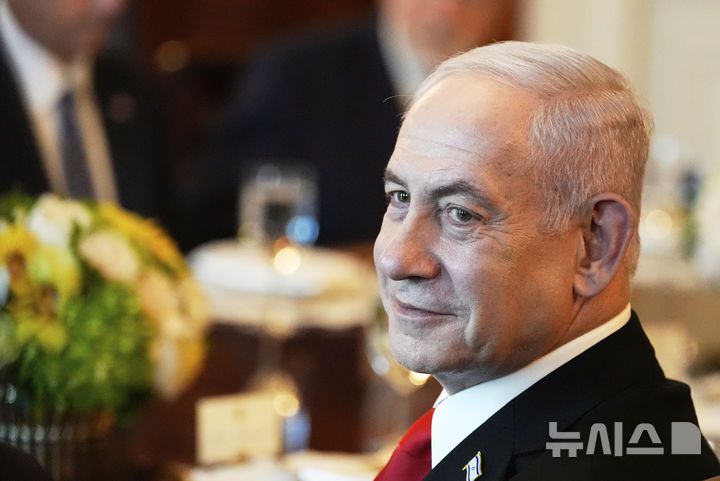 [워싱턴=AP/뉴시스] 베냐민 네타냐후 이스라엘 총리가 7일(현지 시간) 워싱턴DC 백악관에서 열린 도널드 트럼프 미국 대통령과 만찬에서 미소 짓고 있다. 2025.07.08.