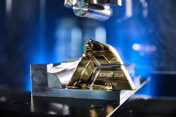 [서울=뉴시스] 'e스포츠 월드컵(EWC)' 트로피 시스템. e스포츠 월드컵 참가 선수 또는 팀은 삼각형 모양의 '키'를 받는다. 대회 탈락 시 해당 키는 유압 프레스에 눌려 파쇄된다. (사진=EWC 엑스 캡처) *재판매 및 DB 금지