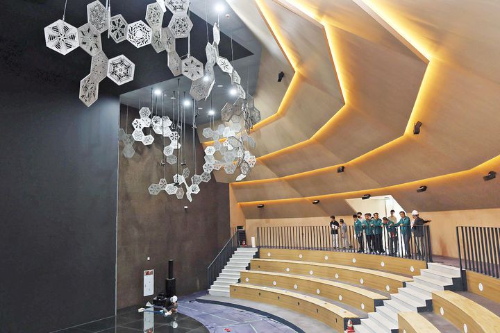 [창원=뉴시스] 강경국 기자 = 장금용 경남 창원시장 권한대행과 관계 공무원, 시공사 관계자들이 8일 부실한 외형으로 시민들의 비난을 받고 있는 대상공원 '빅트리'에 대한 특별점검을 실시하고 있다. (사진=창원시청 제공). 2025.07.08. photo@newsis.com *재판매 및 DB 금지