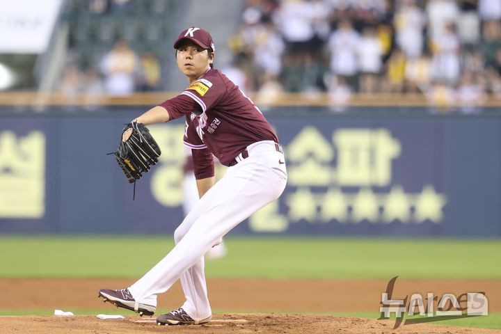 [서울=뉴시스] 프로야구 키움 히어로즈 하영민이 8일 서울 잠실구장에서 열린 2025 신한 쏠뱅크 KBO리그 LG 트윈스와의 경기에 선발 등판해 공을 던지고 있다. (사진=키움 히어로즈 제공) 2025.07.08.