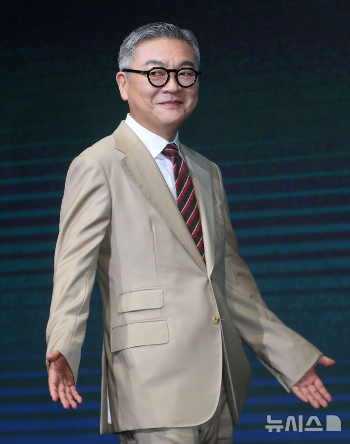 [서울=뉴시스] 김혜진 기자 = 배우 김의성이 8일 오전 서울 영등포구 콘래드 서울에서 열린 디즈니+의 오리지널 시리즈 '파인: 촌뜨기들' 제작발표회에서 포즈를 취하고 있다. 2025.07.08. jini@newsis.com