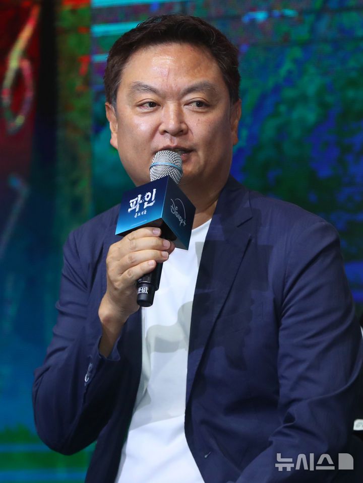 [서울=뉴시스] 김혜진 기자 = 강윤성 감독이 8일 오전 서울 영등포구 콘래드 서울에서 열린 디즈니+의 오리지널 시리즈 '파인: 촌뜨기들' 제작발표회에서 인사말을 하고 있다. 2025.07.08. jini@newsis.com