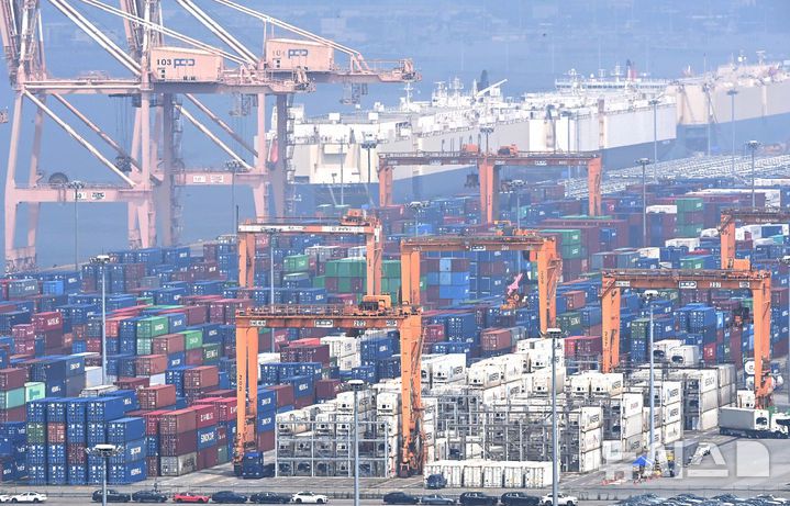 [평택=뉴시스] 김종택 기자 = 도널드 트럼프 미국 대통령이 7일(현지시간) 한국과 일본 등 14개국에 최소 25%에서 최대 40%에 이르는 국가별 상호관세를 적시한 '관세 서한'을 보내 이를 8월1일부터 부과하겠다고 통보했다.트럼프 대통령은 이날 무역 상대국들에 대한 상호관세 부과 유예 시한을 기존의 7월9일에서 8월1일까지로 연장하는 행정명령에도 서명했다. 사진은 8일 경기 평택시 포승읍 평택항에 컨테이너가 쌓여있는 모습. 2025.07.08. jtk@newsis.com