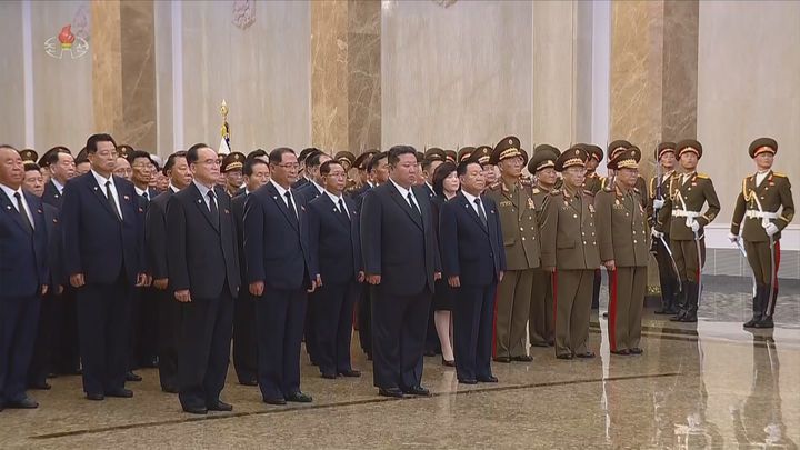 [서울=뉴시스] 김정은 북한 국무위원장이 8일 김일성 주석 사망 31주기를 맞아 금수산태양궁전을 참배하고 있다. 김 위원장은 이날 0시 금수산태양궁전을 찾았으며 박태성, 최룡해, 조용원 등 당 중앙위원회 정치국 상무위원 및 당정 간부 등이 동행했다. (사진=조선중앙TV 캡쳐) 2025.07.08. photo@newsis.com *재판매 및 DB 금지