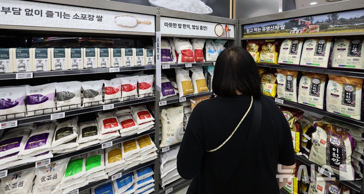 [서울=뉴시스] 권창회 기자 = 8일 서울시내 한 대형마트에 쌀이 진열되어 있다. 한국농수산식품유통공사(aT) 농산물유통정보(KAMIS)에 따르면 지난 4일 기준 전국 평균 쌀 소매가격은 20㎏ 기준 5만 9,159원으로 작년보다 10.4% 올랐다. 2025.07.08. kch0523@newsis.com