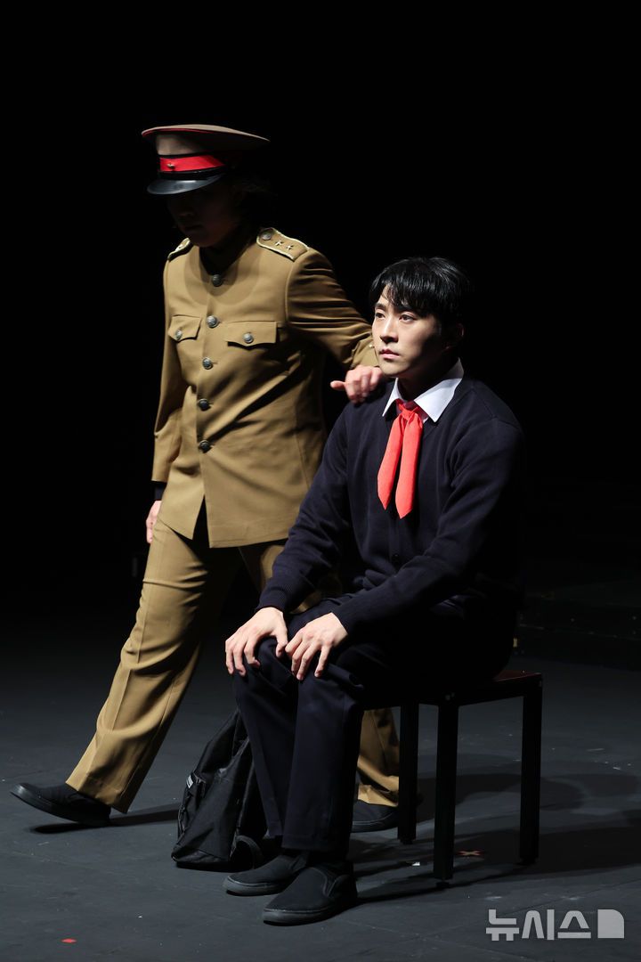 [서울=뉴시스] 박진희 기자 = 뮤지컬 '은경' 출연 배우들이 8일 서울 중구 CKL스테이지에서 프레스콜을 하고 있다. 2025.07.08. pak7130@newsis.com