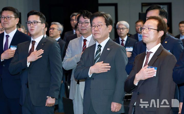 [서울=뉴시스] 최동준 기자 = 이재명 대통령이 8일 서울 용산구 그랜드 하얏트 서울에서 열린 제1회 방위산업의 날 토론회에서 이한주 국정기획위원장 등 참석자들과 국민의례를 하고 있다. (대통령실통신사진기자단) 2025.07.08. photocdj@newsis.com