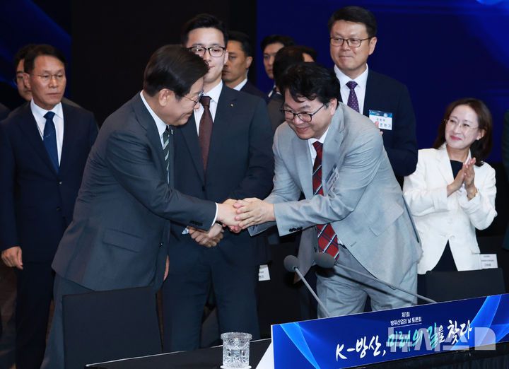 [서울=뉴시스] 최동준 기자 = 이재명 대통령이 8일 서울 용산구 그랜드 하얏트 서울에서 열린 제1회 방위산업의 날 토론회에서 이한주 국정기획위원장과 인사하고 있다. (대통령실통신사진기자단) 2025.07.08. photocdj@newsis.com