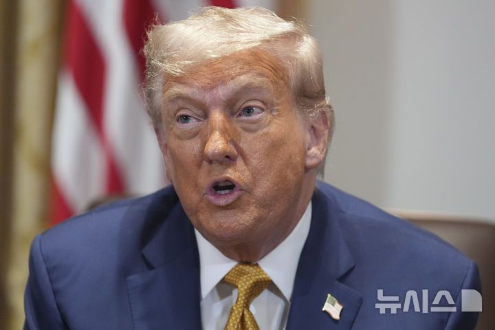 [워싱턴=AP/뉴시스] 도널드 트럼프 미국 대통령이 8일(현지 시간) 워싱턴 백악관에서 내각회의를 주재하고 있다. 2025.07.09.