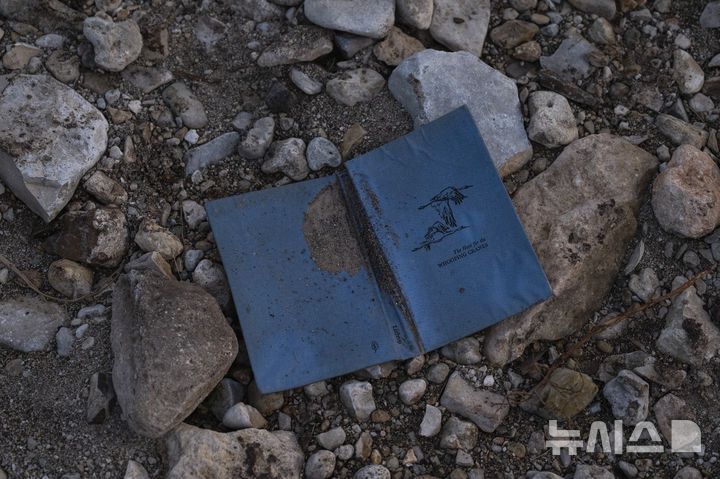 [텍사스=AP/뉴시스] 8일(현지 시간) 미국 텍사스주 헌트 캠프 미스틱 인근 과달루페 강에서 홍수로 인해 밀려온 책이 놓여져 있다. 2025.07.09.