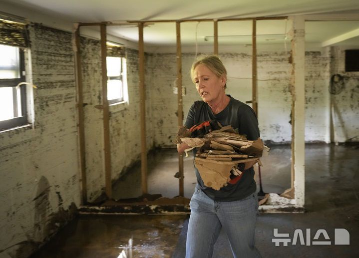 [텍사스=AP/뉴시스] 8일(현지 시간) 미국 텍사스주 잉그램의 홍수 피해를 입은 주택에서 한 여성이 잔해를 치우고 있다. 2025.07.09.