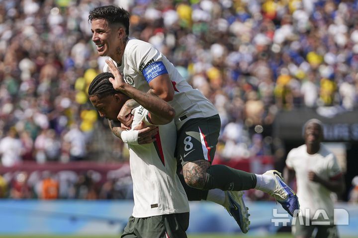 [이스트 러더퍼드=AP/뉴시스] 첼시(잉글랜드)의 주앙 페드루(왼쪽)가 8일(현지 시간) 미 뉴저지주 이스트 러더퍼드의 메트라이프 스타디움에서 열린 2025 국제축구연맹(FIFA) 클럽 월드컵 준결승 플루미넨시(브라질)와의 경기 후반 11분 추가 골을 넣은 후 동료 엔조 페르난데스와 기쁨을 나누고 있다. 첼시는 페드루의 멀티 골로 2-0으로 승리하고 결승에 올랐다. 2025.07.09.