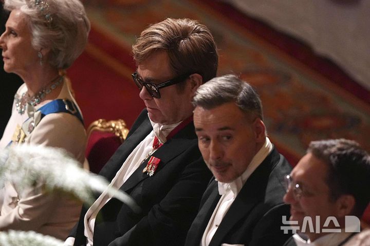 [윈저성(영국)=AP/뉴시스] 7월8일 영국의 찰스3세 국왕이 마련한 윈저성의 마크롱프랑스대통령 환영 만찬회에 참석한 가수 엘튼 존(왼쪽)과  데이비드 퍼니시영화감독. 2025. 07.09.
