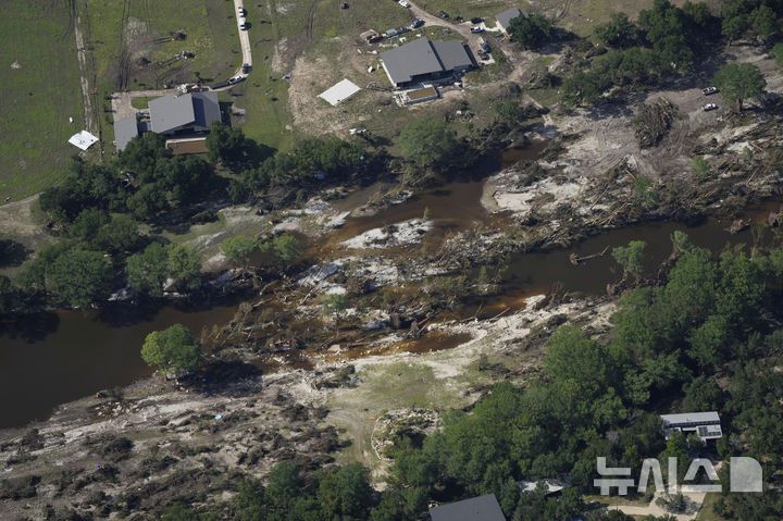 [텍사스=AP/뉴시스] 8일(현지 시간) 미국 텍사스주 잉그램 과달루페 강 인근 홍수 피해 현장. 2025.07.09.