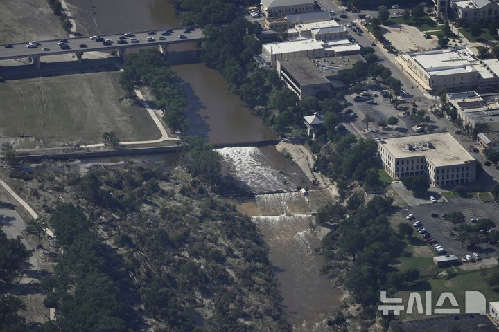 [텍사스=AP/뉴시스] 8일(현지 시간) 미국 텍사스주 잉그램 과달루페 강 위 다리로 차량들이 오가고 있다. 2025.07.09.