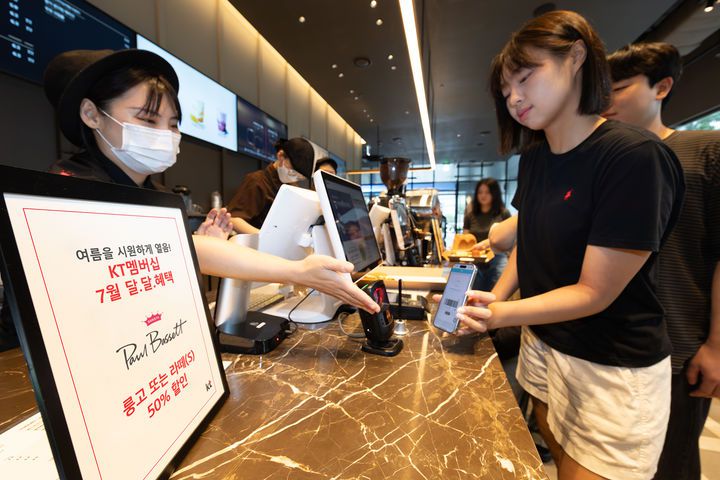 [서울=뉴시스] KT가 여름 시즌을 맞아 신규 고객을 위한 혜택과 기존 고객 대상 제휴 서비스를 확대한다. (사진=KT 제공) *재판매 및 DB 금지