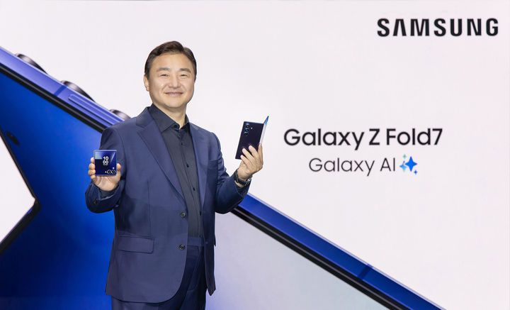 [뉴욕=뉴시스] 노태문 삼성전자 DX부문장 직무대행 (사장)이 9일(현지 시간) 미국 뉴욕 브루클린 듀갈 그린하우스(Duggal Greenhouse)에서 열린 '갤럭시 언팩 2025(Galaxy Unpacked 2025)' 행사에서 갤럭시 Z 폴드7과 갤럭시 Z 플립7'을 공개하고 있다. (사진=삼성전자 제공) 2025.07.09. photo@newsis.com *재판매 및 DB 금지
