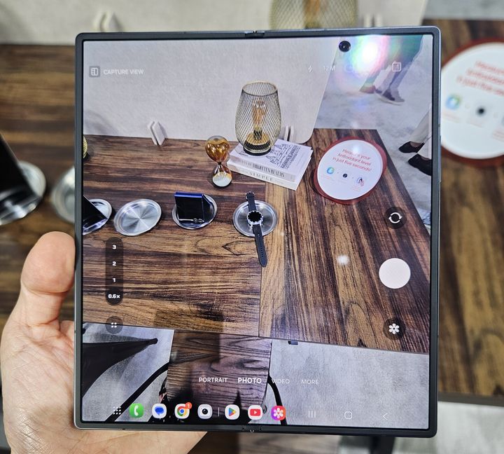 [뉴욕=뉴시스] 박은비 기자 = 삼성전자가 새롭게 선보인 갤럭시 Z 폴드7 카메라로 촬영하는 모습. 2025.07.09. silverline@newsis.com *재판매 및 DB 금지