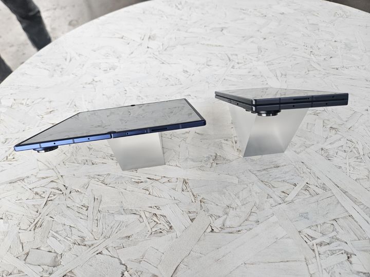 [뉴욕=뉴시스] 박은비 기자 = 삼성전자가 선보인 갤럭시 Z 폴드7. 사진 왼쪽은 펼쳤을 때, 오른쪽은 접었을 때 모습. 2025.07.09. silverline@newsis.com *재판매 및 DB 금지