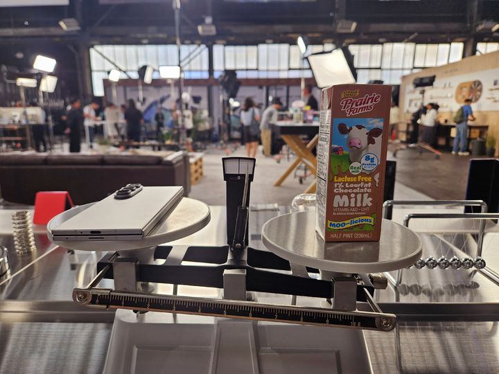 [뉴욕=뉴시스] 박은비 기자 = 삼성전자 갤럭시 언팩 2025 체험 공간에서 갤럭시 Z 폴드7을 저울에 올려 236㎖ 우유팩과 무게를 비교했을 때 갤럭시 Z 폴드7이 가벼운 걸 확인할 수 있었다. 2025.07.09. silverline@newsis.com *재판매 및 DB 금지