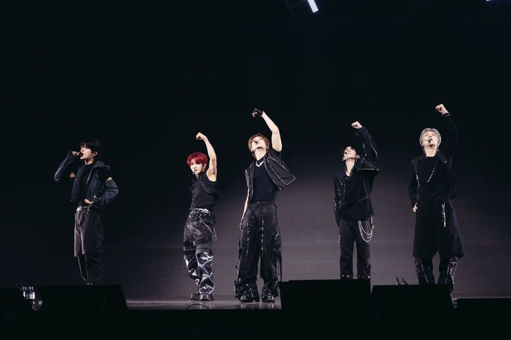 [서울=뉴시스] 그룹 '나우즈'(NOWZ)가  9일 오후 서울 광진구에서 열린 첫 번째 미니앨범 '이그니션'(IGNITION) 발매 기념 쇼케이스에서 타이틀곡 '에버글로우' 무대를 공개했다.  (사진=큐브엔터테인먼트 제공) 2025.07.09 photo@newsis.com *재판매 및 DB 금지