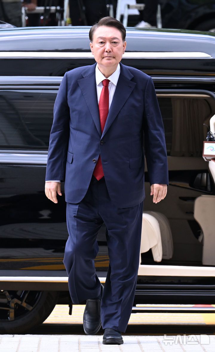 [서울=뉴시스] 사진공동취재단 = 윤석열 전 대통령이 9일 오후 서울 서초구 서울중앙지방법원에서 열린 구속 전 피의자 심문(영장실질심사)에 출석하고 있다. 2025.07.09. photo@newsis.com